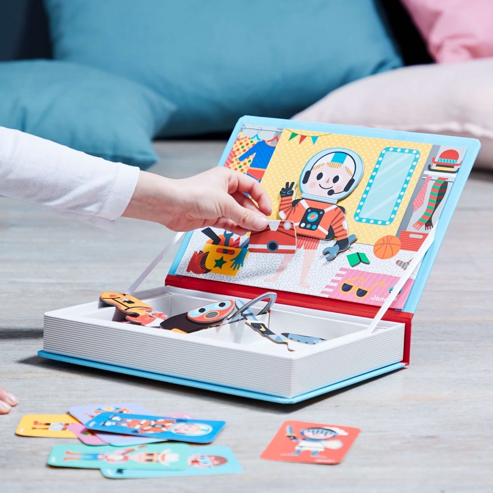 J02719_2_boy-s-costumes-magneti-book